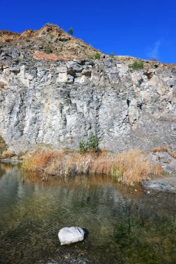Romanya 'nın transilvanya kenti Racos' taki Emerald Gölü, güneşli bir sonbahar gününde, Avrupa