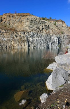 Romanya 'nın transilvanya kenti Racos' taki Emerald Gölü, güneşli bir sonbahar gününde, Avrupa