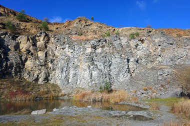 Romanya 'nın transilvanya kenti Racos' taki Emerald Gölü, güneşli bir sonbahar gününde, Avrupa