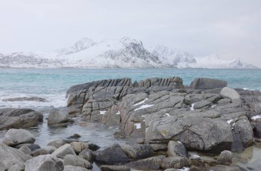 Lofoten Takımadaları, Uttakleiv Sahili, Norveç, Avrupa 'daki sert kış manzaraları. Lofoten Adaları 'ndaki soğuk manzara.