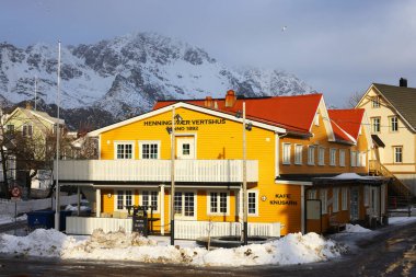 Henningsvaer köyü, Lofoten Takımadası, Avrupa. Henningsvaer limanında kış mevsiminde gemiler ve gemiler. Lofoten Takımadaları 'nın seyahat görüntüsü