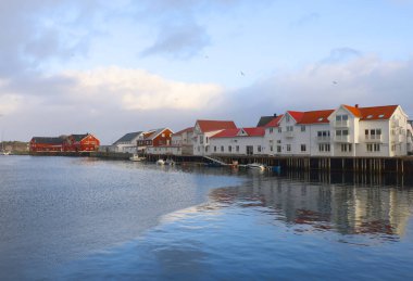 Henningsvaer köyü, Lofoten Takımadası, Avrupa. Henningsvaer limanında kış mevsiminde gemiler ve gemiler. Lofoten Takımadaları 'nın seyahat görüntüsü