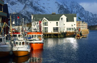 Henningsvaer köyü, Lofoten Takımadası, Avrupa. Henningsvaer limanında kış mevsiminde gemiler ve gemiler. Lofoten Takımadaları 'nın seyahat görüntüsü