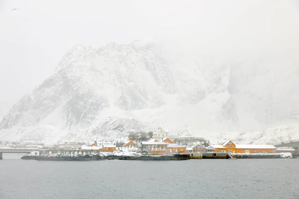 Reine Wioska Rybacka Wyspach Lofoten Czerwonymi Domami Rorbu Zimie Śniegiem — Zdjęcie stockowe