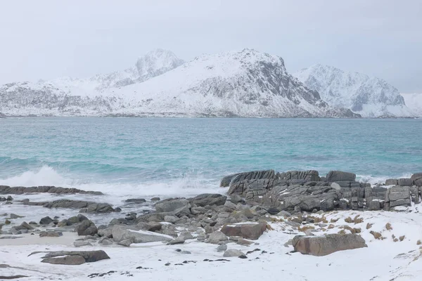 ロフテン諸島 ウッタクレヴィビーチ ノルウェー ヨーロッパで厳しい冬の風景 ロフトテン島の冷たい風景 — ストック写真