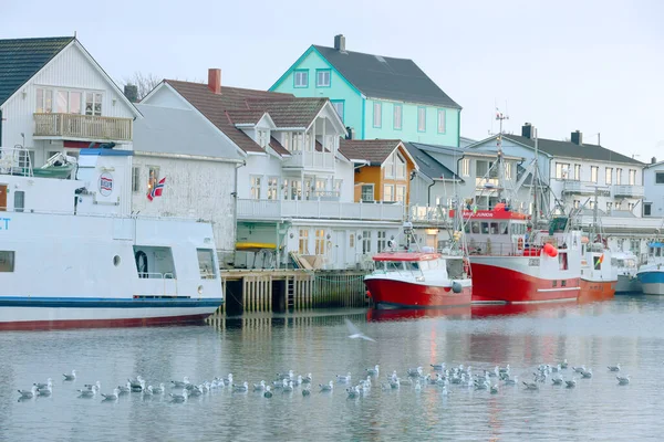 欧洲Lofoten群岛Henningsvaer村 冬季在海宁斯韦尔港的船舶和船只 Lofoten群岛的旅游图像 — 图库照片