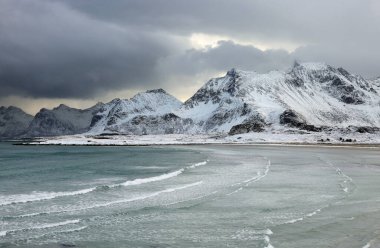 Kış fırtınalı Skagsanden plajı, Flakstad, Lofoten adaları, Norveç, Avrupa