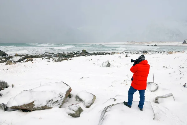 Fotografo Paesaggista Sulla Spiaggia Haukland Nell Arcipelago Lofoten Norvegia Europa — Foto Stock