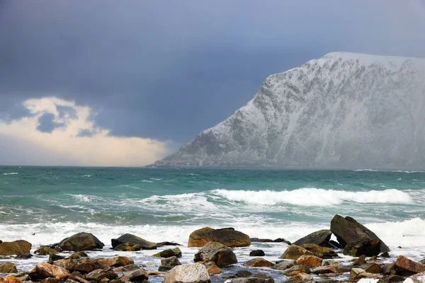 Skagsanden海滩 Flakstad Lofoten岛 欧洲冬季风暴景观 — 图库照片