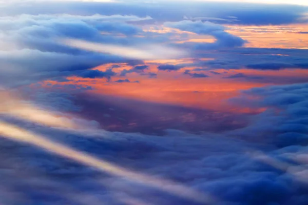 Céu Com Raios Luz Sol Raios Que Explodem Nuvens Céu — Fotografia de Stock
