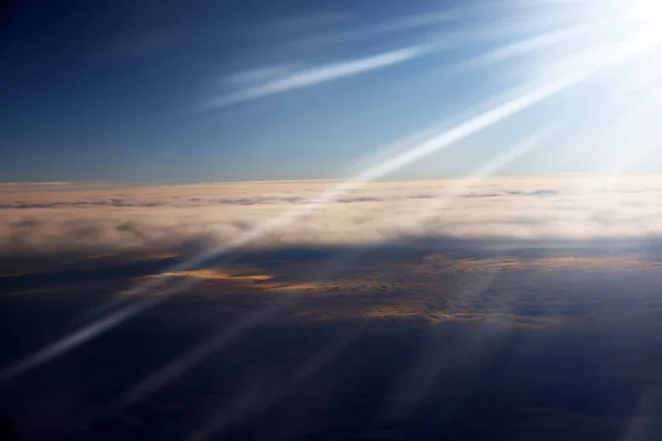 Nebe Slunečními Paprsky Nebo Paprsky Trhajícími Mraků Modré Obloze Duchovní — Stock fotografie