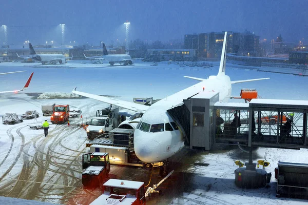 Зимняя Ночь Аэропорту Самолёт Взлетает Взлетную Полосу Время Сильного Снегопада — стоковое фото