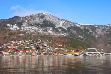Norveç, Avrupa 'da Sogndal Fjord kıyılarındaki Sogndalsfjora kentinin görüntüsü