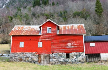 Norveç, Avrupa 'da Sogndal Fjord kıyılarındaki Sogndalsfjora kentinin görüntüsü