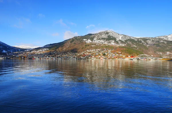 Imagen Ciudad Sogndalsfjora Orillas Del Fiordo Sogndal Noruega Europa Fotos de stock