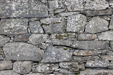 Arka plan için taş duvar. Kaya duvar, açık havada taş duvar, harika bir zemin. Doğal kaya ve taş işçiliği..
