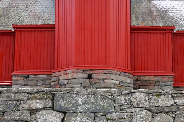 ノルウェーのボルグンド 有名なランドマークStavkirke夏の日に古い木造トリプル身廊譜教会 ノルウェーの田園風景の中にある古代の木造礼拝 — ストック写真