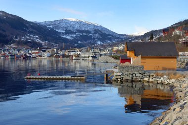 Norveç, Avrupa 'da Sogndal Fjord kıyılarındaki Sogndalsfjora kentinin görüntüsü