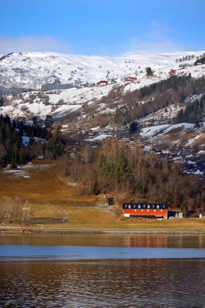 欧洲Sogndal Fjord海岸上的Sogndalsfjora市的图像 — 图库照片