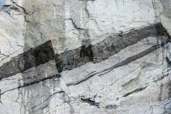 Γεωλογικά Στρώματα Στην Επιφάνεια Ενός Ορεινού Βράχου — Φωτογραφία Αρχείου