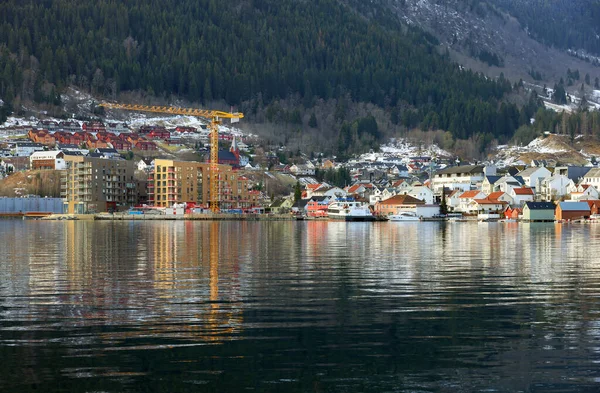 Norveç, Avrupa 'da Sogndal Fjord kıyılarındaki Sogndalsfjora kentinin görüntüsü