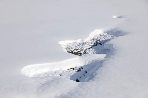 Riss Auf Der Eisoberfläche Eines Zugefrorenen Sees Winter Hintergrund Eis — Stockfoto
