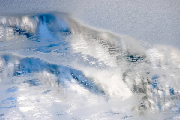얼어붙은 호수의 표면을 추상적 얼음을 녹이는 — 스톡 사진