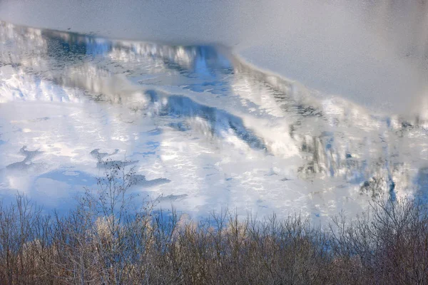 얼어붙은 호수의 표면을 추상적 얼음을 녹이는 — 스톡 사진