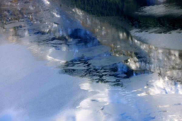 Pęknięcie Lodowej Powierzchni Zamarzniętego Jeziora Tło Zimowe Tło Lodu Abstrakcyjne — Zdjęcie stockowe