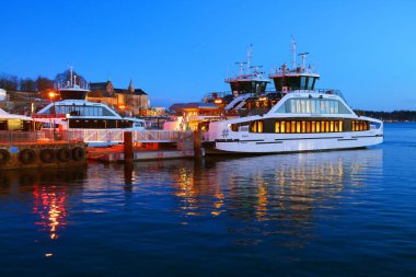 Eski Oslo Limanı, Aker Brygge manzarası, pek çok bar, restoran, müze ve manzaralı Oslo Fjord manzarası olan popüler bölge.