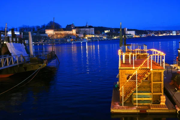 奥斯陆旧港 Aker Brygge 有许多酒吧 博物馆和观景区的受欢迎地区 还有奥斯陆峡湾 — 图库照片