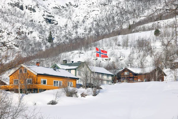 欧洲半山区路线上的高山冬季景观 — 图库照片