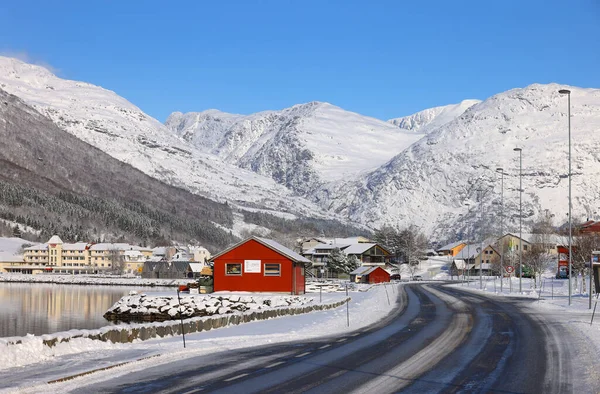 挪威Vestland县Sunnfjord市Skei村和Jolstravatnet湖景观 冬季风景秀丽 水面映照 — 图库照片