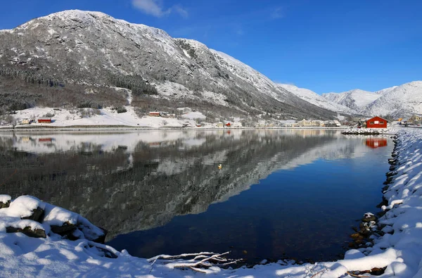 挪威Vestland县Sunnfjord市Skei村和Jolstravatnet湖景观 冬季风景秀丽 水面映照 — 图库照片