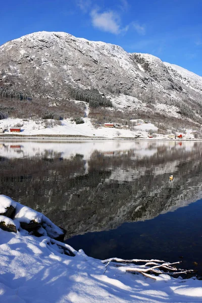 ノルウェーのベストランド郡Sunnfjord自治体で Skeiと湖Jorstravatnetの村の眺め 冬の風景 水の反射と — ストック写真