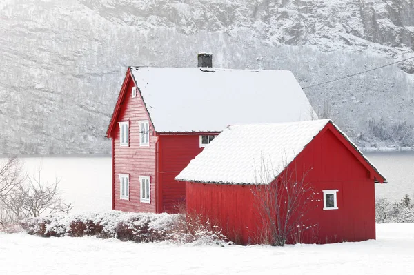 ノルウェーのベストランド郡Sunnfjord自治体で Skeiと湖Jorstravatnetの村の眺め 冬の風景 水の反射と ストック画像