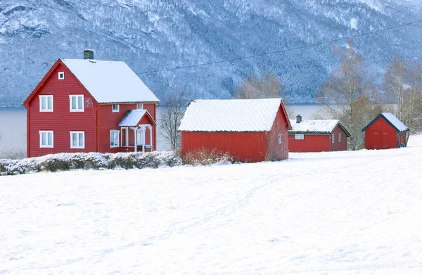 ノルウェーのベストランド郡Sunnfjord自治体で Skeiと湖Jorstravatnetの村の眺め 冬の風景 水の反射と ロイヤリティフリーのストック写真