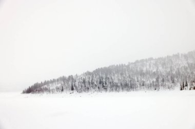 Kış manzarası Trondheim, Norveç, Avrupa yakınlarındaki Jonsvatnet gölünün donmuş kıyıları.