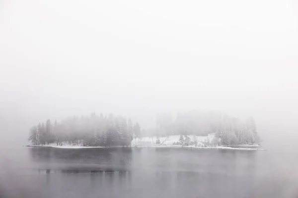 Зимний Туманный Пейзаж Замёрзшего Берега Озера Джонсватнет Близ Тронхейма Норвегия — стоковое фото