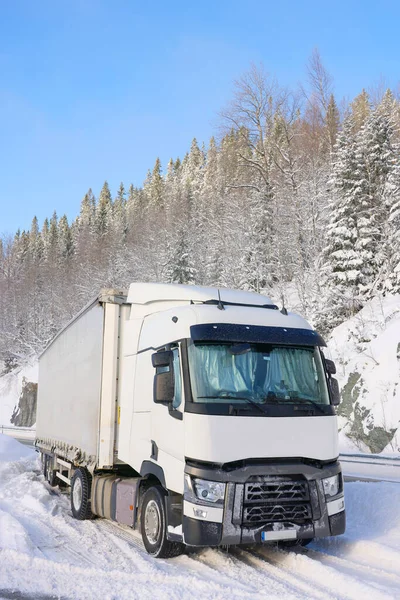 运输卡车在寒冷的冬天陷在雪地里 — 图库照片