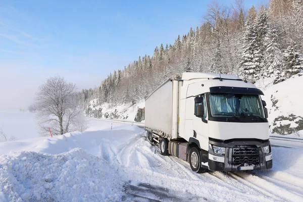运输卡车在寒冷的冬天陷在雪地里 — 图库照片