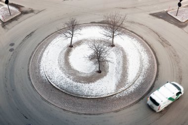 Şehir merkezindeki ana yolda bir kavşağın yukarıdan aşağı hava görüntüsü.