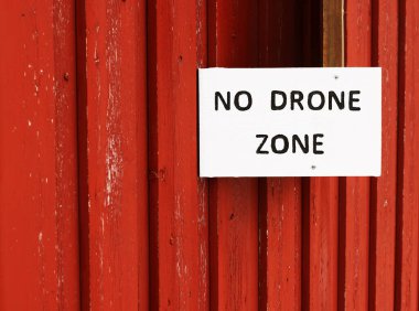 İHA bölgesi yok. İnsansız hava aracı kullanımının yasaklama işareti.