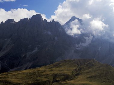 San Martino di Castrozza yakınlarındaki ünlü Pale di San Martino 'nun fırtınalı yaz manzarası, İtalyan dolomitleri