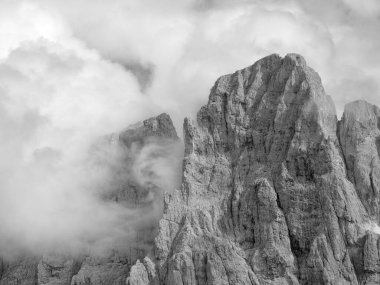 San Martino di Castrozza yakınlarındaki ünlü Pale di San Martino 'nun fırtınalı yaz manzarası, İtalyan dolomitleri