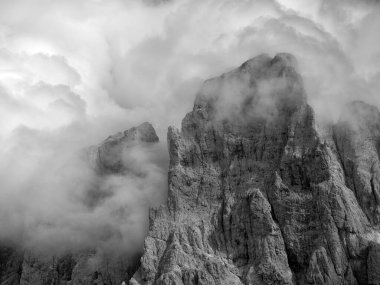 San Martino di Castrozza yakınlarındaki ünlü Pale di San Martino 'nun fırtınalı yaz manzarası, İtalyan dolomitleri
