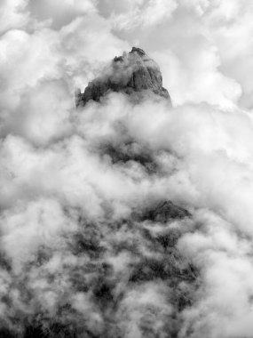 San Martino di Castrozza yakınlarındaki ünlü Pale di San Martino 'nun fırtınalı yaz manzarası, İtalyan dolomitleri