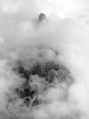 San Martino di Castrozza yakınlarındaki ünlü Pale di San Martino 'nun fırtınalı yaz manzarası, İtalyan dolomitleri