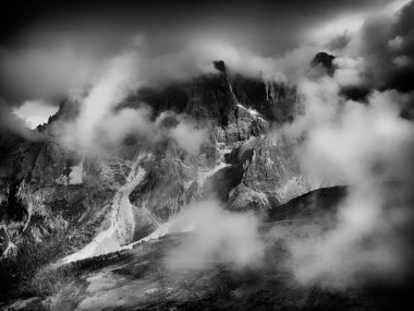 San Martino di Castrozza yakınlarındaki ünlü Pale di San Martino 'nun fırtınalı yaz manzarası, İtalyan dolomitleri