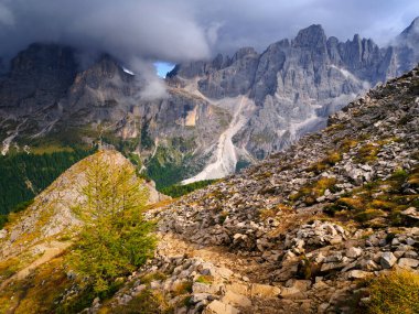 San Martino di Castrozza yakınlarındaki ünlü Pale di San Martino 'nun fırtınalı yaz manzarası, İtalyan dolomitleri